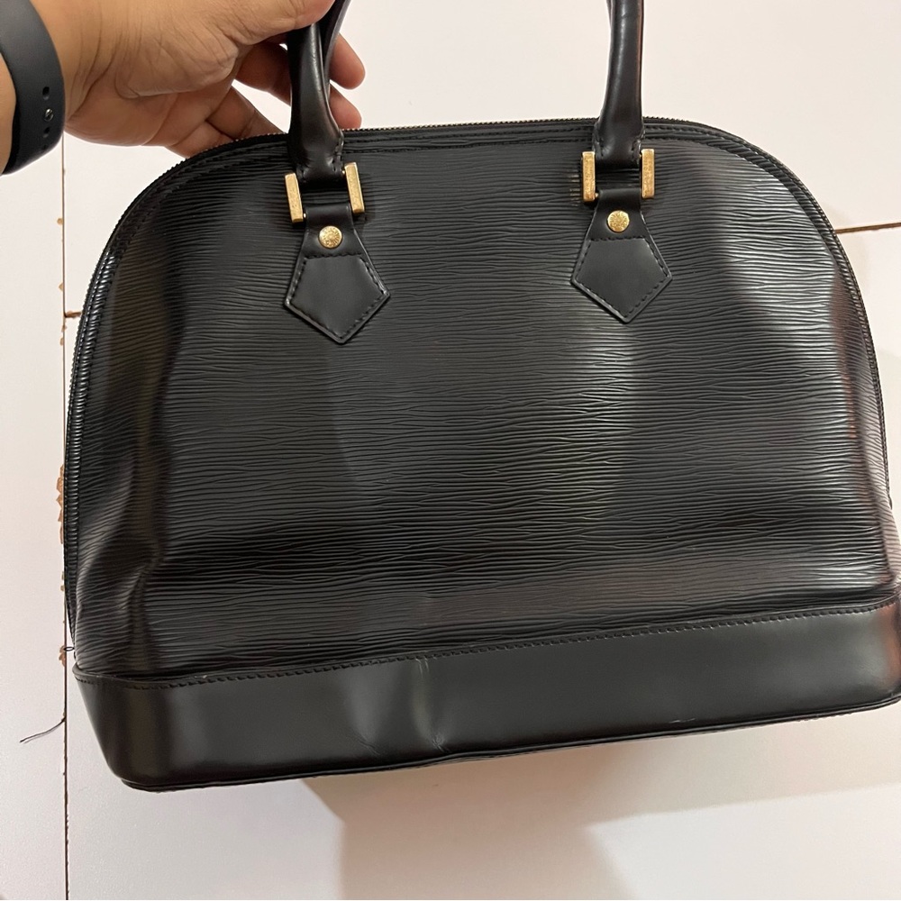 LV Alma Bag in Excellent Condition - Picture 4 of 7